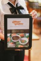 The Residences at C&C في بانكوك: شخص يحمل لافتة عليها ثلاثة أوعية طعام