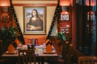 The Residences at C&C في بانكوك: طاولة في مطعم عليها لوحة لامرأة