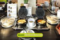 ein Buffet mit etwas Essen auf einem Tisch in der Unterkunft AHORN Seehotel Templin in Templin