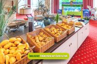ein Buffet mit Körben mit Brot und anderen Lebensmitteln in der Unterkunft AHORN Seehotel Templin in Templin