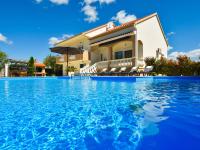 Bazén v ubytovaní Holiday Home Tina & Tino by Interhome alebo v jeho blízkosti