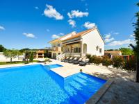 Bazén v ubytovaní Holiday Home Tina & Tino by Interhome alebo v jeho blízkosti