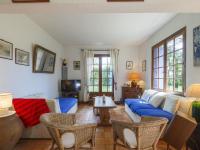 - un salon avec un canapé bleu et des chaises dans l&#39;établissement Holiday Home Les Figuiers by Interhome, à Vaux-sur-Mer
