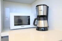 Příslušenství pro přípravu čaje a kávy v ubytování Serenity Waves Villa 27