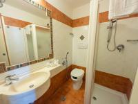 A bathroom at Hotel Audi Frontemare