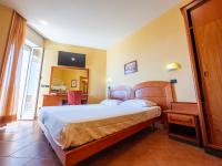 A bed or beds in a room at Hotel Audi Frontemare