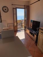 Telewizja i/lub zestaw kina domowego w obiekcie Duplex vue mer 50m de la plage des Sablettes