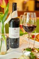 ReichersbergにあるAugustiner-Chorherrenstift Reichersbergのグラスワインの横に置かれたワイン1本