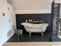 Kúpeľňa v ubytovaní Gite les Caravottes 4 Etoiles avec Jacuzzi - JURA