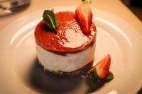 een dessert op een witte plaat met aardbeien erop bij Poggio Paradiso Resort & Spa in Montefollonico