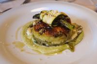 een witte plaat met een bord met eten erop bij Poggio Paradiso Resort & Spa in Montefollonico