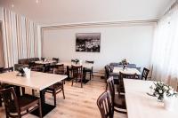 Un restaurante con mesas y sillas y un gran ventanal. en Hotel am Fluss, en Heidesee