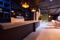 Un bar en un restaurante con mesas y sillas. en Ola Boutique Hotel, en San Juan