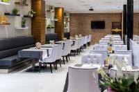 Khu vực ghế ngồi tại Cornaro Hotel