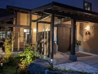 日田市にあるryokan 天龍の木製のドアが付いた正面玄関のある家