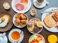 Una mesa con platos de desayuno y tazas de té. en InterContinental Adelaide by IHG, en Adelaida