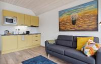 Esehytter Luxury Holiday Home near Beachにあるキッチンまたは簡易キッチン