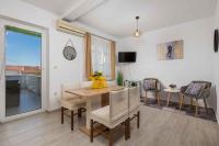 Televízia a/alebo spoločenská miestnosť v ubytovaní Apartment in Kraljevica 33071
