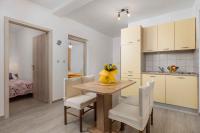 Kuchyňa alebo kuchynka v ubytovaní Apartment in Kraljevica 33071