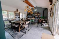 ein Esszimmer mit Tischen und Stühlen in der Unterkunft D'Alijo Retreat Center in Cabeceiras de Basto