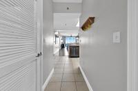 einen Flur mit weißen Wänden und Fliesenboden in der Unterkunft Ariel Dunes I Unit 1209 Gulf view in Destin