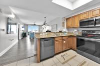 eine Küche mit Holzschränken und einer Arbeitsplatte in der Unterkunft Ariel Dunes I Unit 1209 Gulf view in Destin