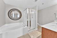 Ein Badezimmer in der Unterkunft Ariel Dunes I Unit 1209 Gulf view