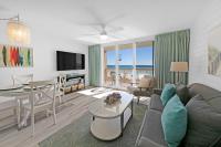 ein Wohnzimmer mit einer Couch und einem Tisch in der Unterkunft Beautiful Updated Pelican Beach Unit!!! in Destin