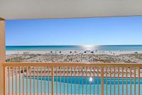einen Balkon mit Blick auf den Strand in der Unterkunft Beautiful Updated Pelican Beach Unit!!! in Destin