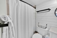 Ein Badezimmer in der Unterkunft Beautiful Updated Pelican Beach Unit!!!