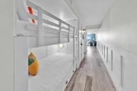 Ein Bett oder Betten in einem Zimmer der Unterkunft Beautiful Updated Pelican Beach Unit!!!