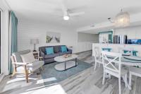 Ein Sitzbereich in der Unterkunft Beautiful Updated Pelican Beach Unit!!!