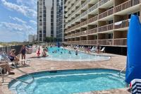 Der Swimmingpool an oder in der Nähe von Beautiful Updated Pelican Beach Unit!!!