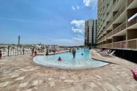 Der Swimmingpool an oder in der Nähe von Beautiful Updated Pelican Beach Unit!!!