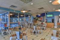 Ein Restaurant oder anderes Speiselokal in der Unterkunft Beautiful Updated Pelican Beach Unit!!! 