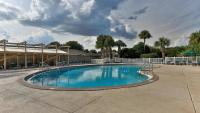 ein großer Pool in der Mitte eines Innenhofs in der Unterkunft Cozy renovated ground floor unit - Golf Villa - on the Golf Course in Destin