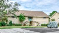 ein Haus mit einem Zelt auf einem Parkplatz in der Unterkunft Cozy renovated ground floor unit - Golf Villa - on the Golf Course in Destin
