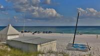 ein Strand mit einem Boot am Strand in der Unterkunft Cozy renovated ground floor unit - Golf Villa - on the Golf Course in Destin