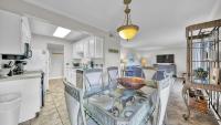 eine Küche mit einem Tisch und einer Schüssel darauf in der Unterkunft Cozy renovated ground floor unit - Golf Villa - on the Golf Course in Destin