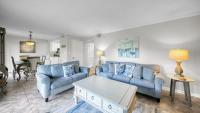 Ein Sitzbereich in der Unterkunft Cozy renovated ground floor unit - Golf Villa - on the Golf Course