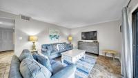 Ein Sitzbereich in der Unterkunft Cozy renovated ground floor unit - Golf Villa - on the Golf Course