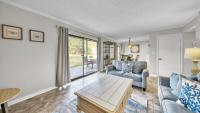 Ein Sitzbereich in der Unterkunft Cozy renovated ground floor unit - Golf Villa - on the Golf Course