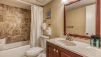 Ein Badezimmer in der Unterkunft Cozy renovated ground floor unit - Golf Villa - on the Golf Course