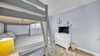 Ein Bett oder Betten in einem Zimmer der Unterkunft Cozy renovated ground floor unit - Golf Villa - on the Golf Course