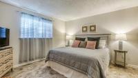 Ein Bett oder Betten in einem Zimmer der Unterkunft Cozy renovated ground floor unit - Golf Villa - on the Golf Course
