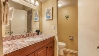 Ein Badezimmer in der Unterkunft Cozy renovated ground floor unit - Golf Villa - on the Golf Course