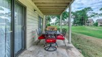 Ein Garten an der Unterkunft Cozy renovated ground floor unit - Golf Villa - on the Golf Course
