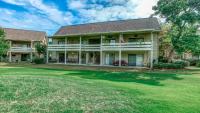 Ein Garten an der Unterkunft Cozy renovated ground floor unit - Golf Villa - on the Golf Course