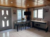 Televízia a/alebo spoločenská miestnosť v ubytovaní Dolce Vita - In the heart of Lefkada - Lefkada BnB