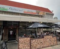 ウィントフークにあるScenic Apartment in Windhoek City Centreの傘下のテーブル席